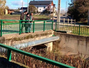 Antonio Puerto, Ángela Marqués e Ibán García del Blanco al lado del arroyo de la Vega a su paso por Cortiguera