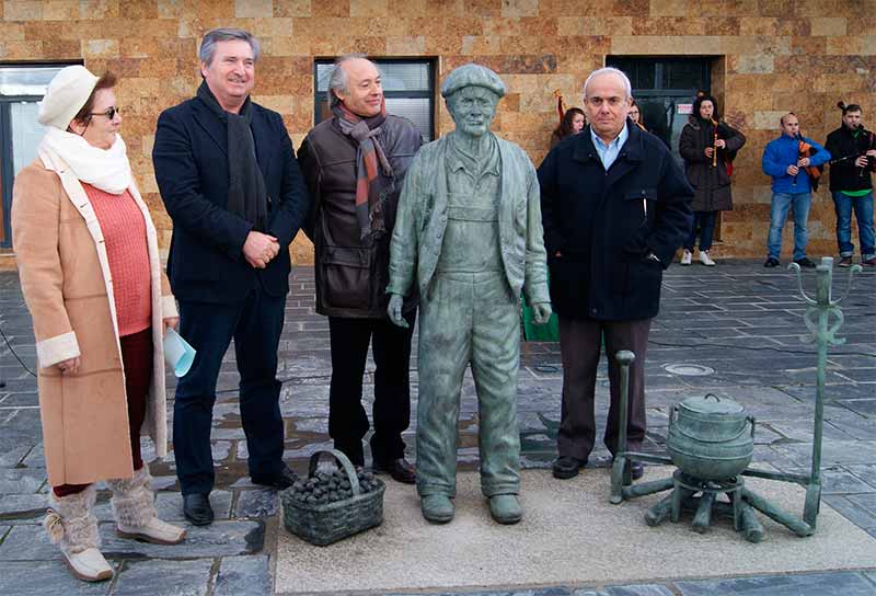 Escultura en homenaje a las gentes de Carracedelo