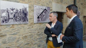 Santiago Macías, Concejal de Cultura, y Javier García Bueso, Director de los Museos de Ponferrada, durante la inauguración de la exposición "Oficios tradicionales en Castilla y León".