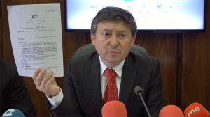 Samuel Folgueral muestra el contrato de la UCI que no apareció en el Ayuntamiento.