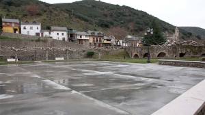 Obras de pavimentación en el entorno del Puente de los Peregrinos de Molinaseca. Foto: BIerzotv
