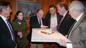 Antonio Silván revisa la maqueta de la Estación de Autobuses de Bembibre.