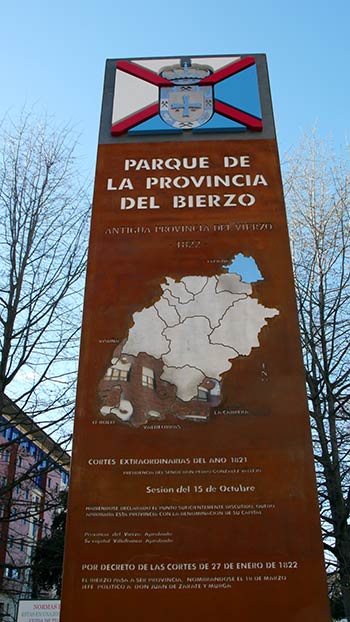 Monolito a la entrada del Parque de la Provincia del Bierzo. Foto Bierzotv.