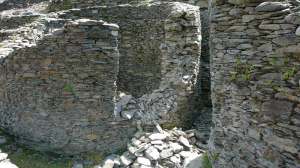 Derrumbe del dintel de una de las pallozas del Castro de Chano. Foto Bierzotv.