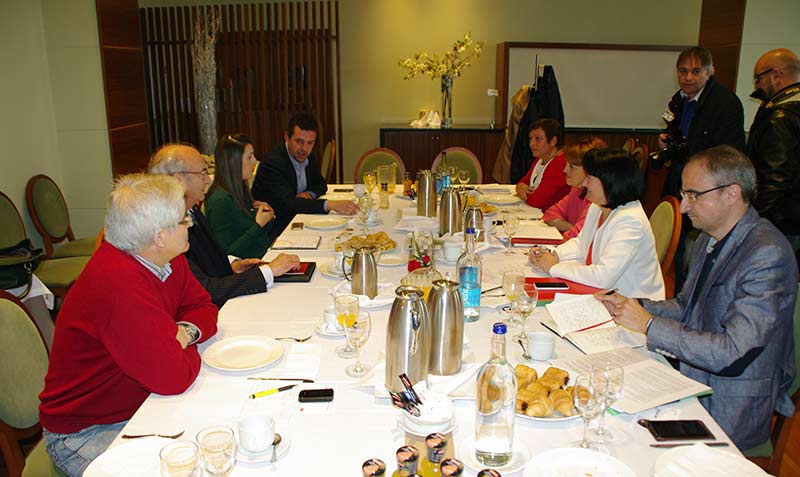 Ángela Marqués y Soraya Rodríguez se reúnen con los empresario y autónomos del Bierzo. Foto Bierzotv.