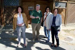 Gloria Fernández Meayo delante de la Oficina de Información al Peregrino de la Asociación de Amigos del Camino de Santiago. Foto Bierzotv.