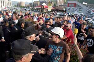 Momentos de tensión en la llegada de Juan Vicente Herrera al Hotel Ponferrada Plaza. Foto Bierzotv.