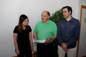 Miguel Ángel Fernández acompañado de Rebeca Nieto y Fernando Díaz presenta el programa económico de Ponferrada en Común. Foto Bierzotv