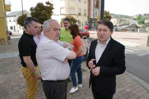 Samuel Folgueral presenta a la Asociación de Vecinos Puente Boeza sus propuestas medioambientales. Foto Bierzotv.