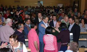 Zapatero es recibido con un caluroso aplauso en la Casa de la Cultura de Ponferrada. Foto Bierzotv.