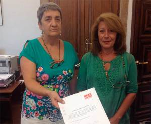 Las diputadas Luisa González y Paloma Rodríguez en el momento de registrar la PNL en el Congreso de los Diputados.