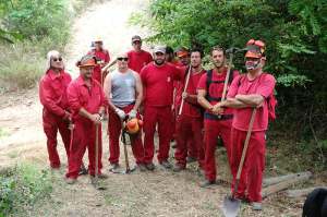 Brigada de trabajadores que han realizado la adecuación de la senda. Foto_ Raúl C.