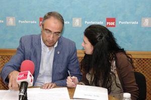 Olegario Ramón y Paula Rodríguez, concejales del Grupo Municipal Socialista. Foto: Raúl C.