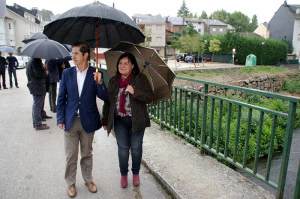 Francisco Marín y María Luisa Blanco visitan las obras realizadas en el río Burbia. Foto: Raúl C.