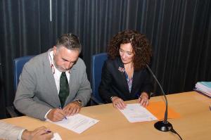 José Silvano y Gloria Fernández Merayo firman el convenio de colaboración de 2015. Foto: Raúl C.