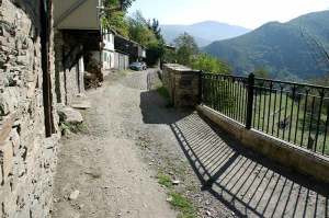 Calle Montes de Valdueza sobre la que se actuará en futuras actuaciones. Foto: Raúl C.