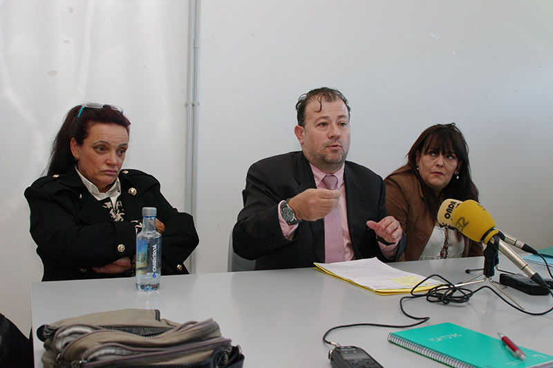 María Teresa Vidal, Ramiro Pacios y Mariló Cobo, en la sede de la PAH en los bajos del Toralín. Foto: Raúl C.