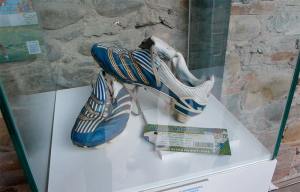 Exposición "Tu pasado Deportiva" - botas con las que Fran metió el gol que le valió a la Ponferradina el ascenso a Segunda A. Foto: Raúl C.