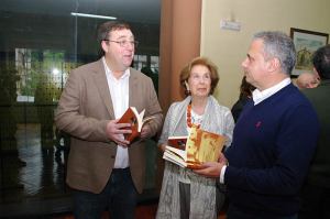 Entrega ejemplares de Contos da Cábila al Ayuntamiento de Villafranca del Bierzo. Foto: Raúl C.