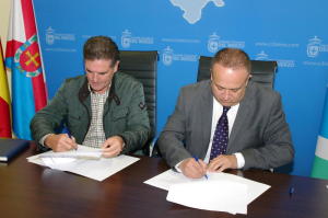 Gerardo Álvarez Courel y Pedro García firman el convenio de colaboración entre el Banco de Tierras y la IGP Pimiento Asado del Bierzo. Foto: Raúl C.