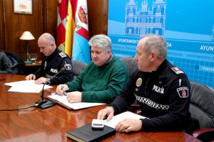 Ricardo Miranda y Arturo Pereira presentan el dispositivo de seguridad Navidad 2015. Foto: Raúl C.