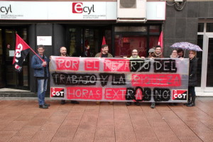 Concentración CGT ante el Ecyl de Ponferrada. Foto: Raúl C.