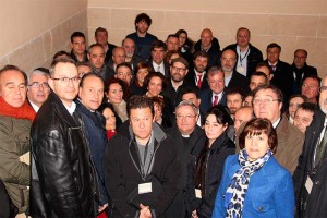 Foto de familia de los 55 miembros de la Asociación, acompañados por el abad de San Isidoro