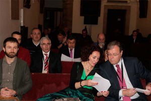 En un momento de la asamblea, Gloria Fernández Merayo, alcaldesa de Ponferrada, y el acalde de León, Antonio Silván