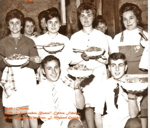 Foto: Boda celebrada en Santa Marina (boda de Isabel) en la década de los 60 del pasado siglo, cuando las bodas se hacían en las casas de los pueblos (casa de Jamín y Remedios) .