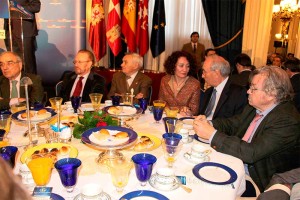 La alcaldesa de Ponferrada durante el desayuno del Fórum compartiendo mesa con Martín Villa, Carralero y el presidente de la Casa de León en Madrid, entre otros.