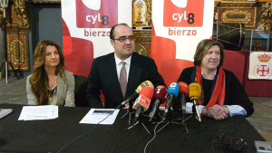 Marco Antonio Morala, María Antonia Gancedo y Marisa Vázquez presentan el Vía Crucis de la Semana Santa de 2016. Foto: Raúl C.