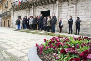 Minuto de silencio en el Ayuntamiento de Ponferrada por los atentados de Bruselas. Foto: Raúl C.