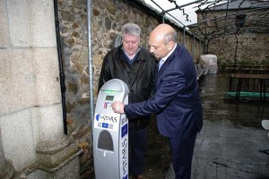 César Romero y Ricardo Miranda - punto de recarga para vehículos eléctricos en el Albergue de Peregrinos de Ponferrada. Foto: Raúl C.