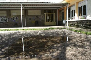 Charco junto a la entrada al colegio de Compostilla. Foto: Raúl C