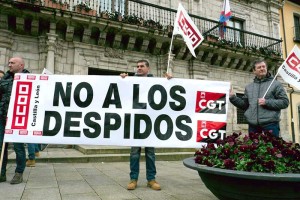 Concentración de trabajadores de FCC ante el Ayuntamiento de Ponferrada. Foto: Raúl C.