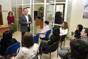 Gerardo Álvarez Courel entrega los diplomas del curso de Experto en Igualdad de Oportunidades. Foto: Raúl C.