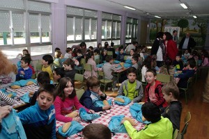 Desayunos saludables en el  colegio de Compostilla. Foto: Raúl C.