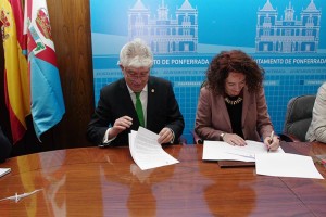 José Ángel Hermida y Gloria Fernández Merayo firman la cesión de las instalaciones deportivas del Campus. Foto: Raúl C.