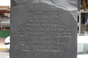 Inscripción del monolito homenaje a la II República. Foto: Raúl C.