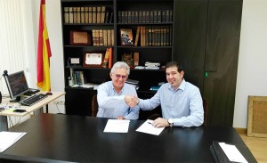 Firma del convenio entre el Ayuntamiento de Vega de Espinareda y get brit!.