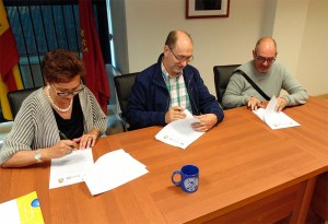 María Teresa Pérez Vázquez (Vicerrectora de la Universidad de Elche), Teodoro Martínez Sánchez (Alcalde de Villadangos del Páramo) y Jorge Juan Peña Albillo (Presidente de Proyecto Joven-Proyecto Hombre).