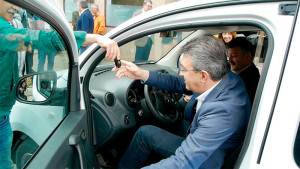 Juan Martínez Majo presenta los dos nuevos vehículos destinados a obras. Foto: Raúl C.