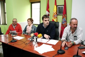 El alcalde de Cacabelos, Sergio Álvarez, presenta en rueda de prensa el balance económico del Ayuntamiento a 31 de diciembre de 2015. Foto: Raúl C.