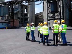 Visita de Pedro Luis Hojas a la planta de Cementos Cosmos en Toral de los Vados.