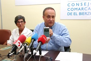 Gerardo Álvarez Courel y María Eugenia Alba presentan la campaña Apostando por el Bierzo. Foto: Raúl C.