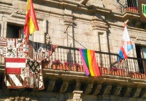 Fachada del ayuntamiento de Ponnferrada con la bandera arco iris