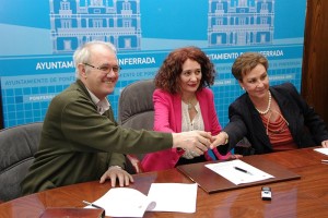 Antolín de Cela, Gloria Fernández Merayo, y María Teresa Pérez. Foto: Raúl C.