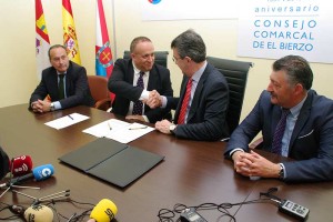 Gerardo Álvarez Courel y Juan Martínez Majo firman el convenio del Banco de Tierras para el año 2016. Foto: Raúl C.