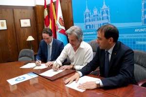 Pedro Muñoz y Pablo Sancho firman el convenio entre Binestar Social y la Obra Social de la Caixa. Foto: Raúl C.