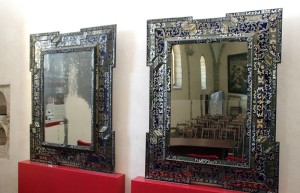 Espejo veneciano restaurado, a la derecha, junto a otro todavía por recuperar. Foto: Raúl C.